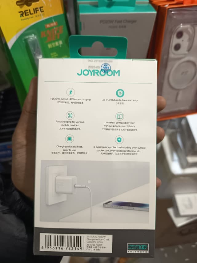 JOYROOM PD20W Fast Charger Kit (with Type-C to Lightning Cable) 1